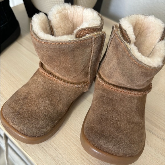 Two pairs of toddler Ugg boots - Picture 3 of 9